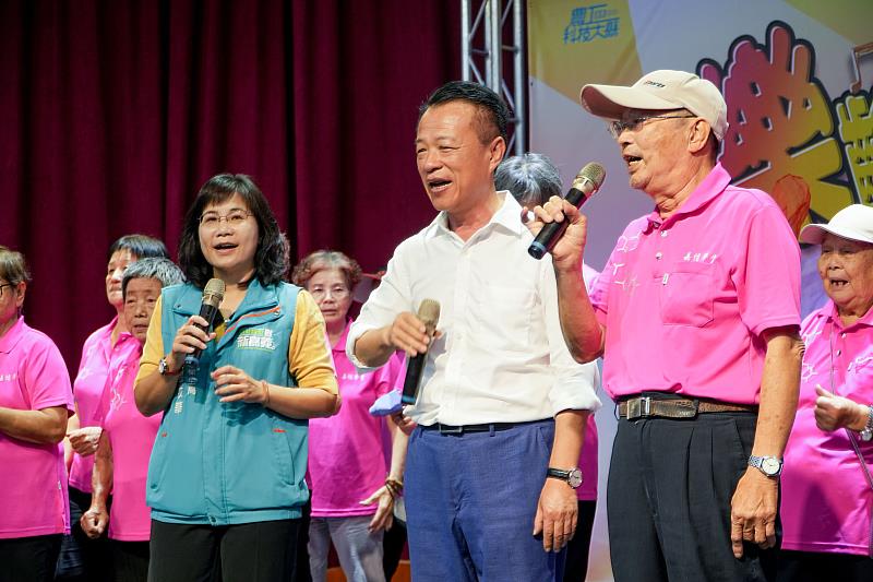 嘉義縣失智據點歌謠競賽熱鬧登場 長者比歌聲秀創意