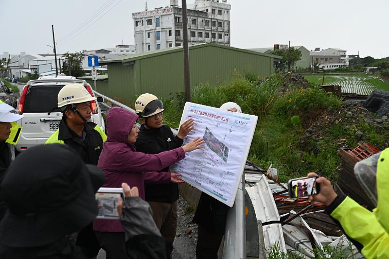 強烈颱風樺加沙將來襲 饒縣長視察災害應變中心 指示全力做好防災應變與準備 弱勢族群及易成孤島地區應提早因應準備