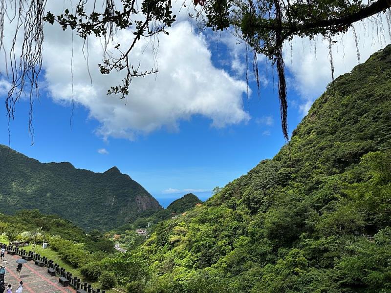 從黃金館二樓遠眺報時山與陰陽海，視野開闊。