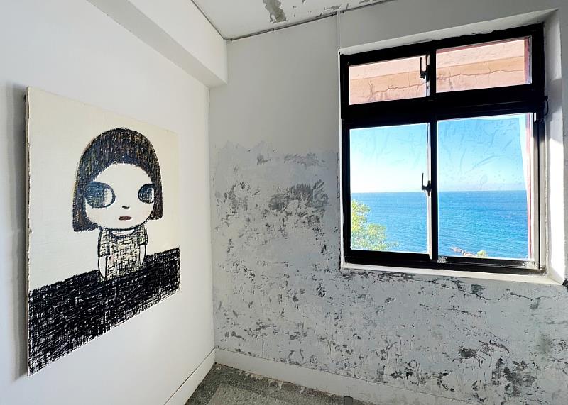 ↑奈良美智金瓜石特展場地「台電金水基地」館內多扇窗景直面海灣，海天一線景色十分舒心。