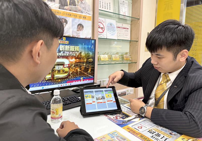 永慶房屋經紀人員宋家豪(圖右)為客戶建立「i特助買屋服務群組」,讓服務不因距離而中斷。