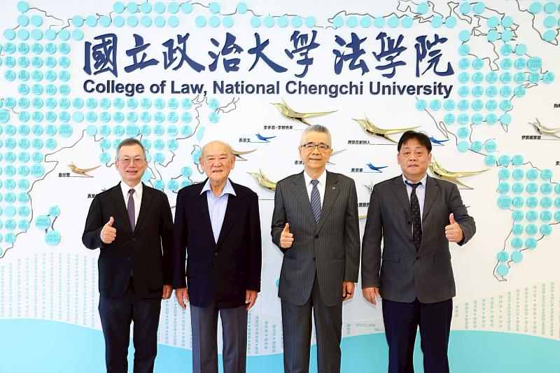 政大法學院新館信義學堂、玉宏寶輝基礎法學中心啟用，傑出校友、信義企業集團創辦人周俊吉（右2）與校長李蔡彥（左1）參與揭牌，中研院士王澤鑑（左2）與文化校長王子奇（右1）到場見證