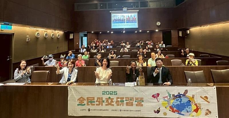 外交部外交及國際事務學院賴維中公使（右1）、帛琉駐臺大使館教育文化官Janet Ebil Orrukem 女士（右2）、外交部外交及國際事務學院朱天梅組長（左3）、專業口譯老師黃致潔（左2）、活動主持人虞歡庭（左1）與學員合影