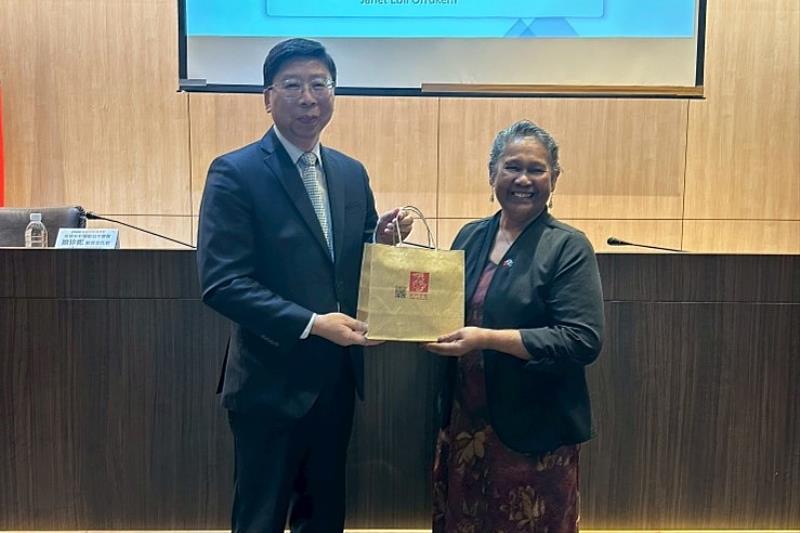 帛琉駐台大使館教育文化官Janet Ebil Orrukem女士(右)與外交部外交及國際事務學院賴維中公使(左)合影