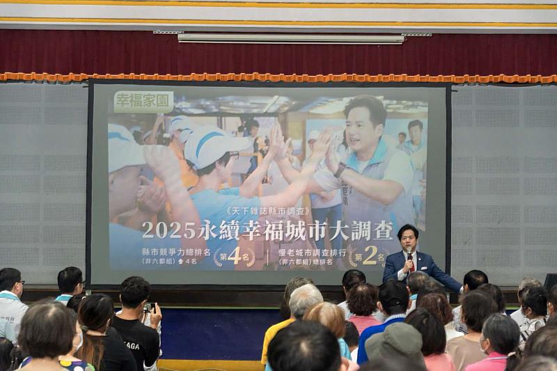 邱臣遠代理市長向市民報告幸福施政成果。