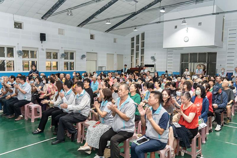 邱臣遠代理市長向市民報告幸福施政成果。