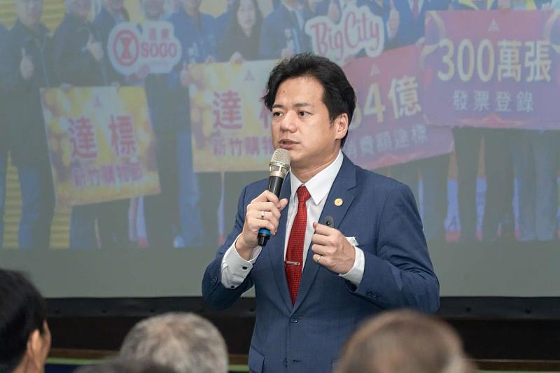 邱臣遠代理市長向市民報告幸福施政成果。