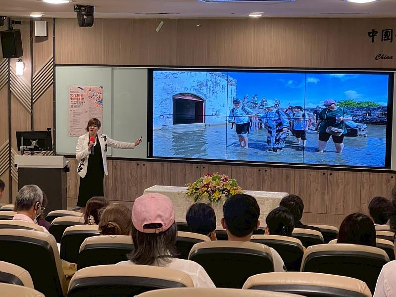 Preserving Legacies守護遺產計畫執行主任Victoria Herrmann說明氣候變遷的影響(照片/校方提供)