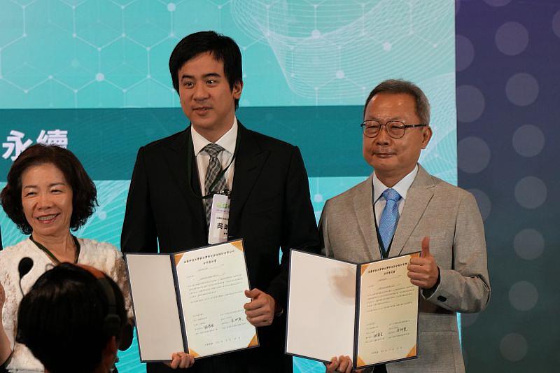 在2025 USR EXPO大學社會責任實踐博覽會「USR X ESG Demo Day｜ESG解方實驗室」活動中，於教育部楊玉惠司長（左）見證下，南臺科大智慧健康學院張春生院長與新光保全吳昕東董事長簽署USR × ESG合作備忘錄，為全台唯一媒合成功之私立科大。