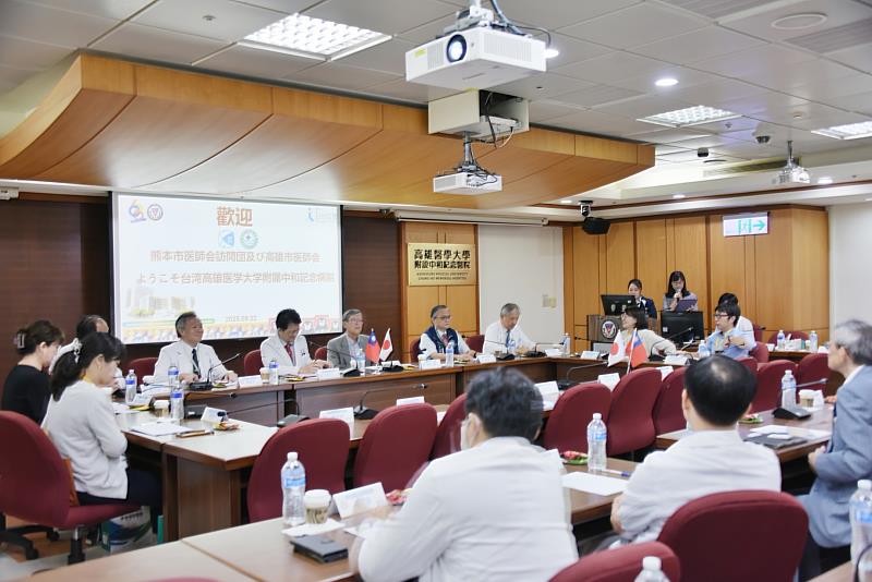 日本熊本市醫師會參訪團22日蒞臨高醫，近24位專家學者前來交流，共同見證這場臺日醫界盛會