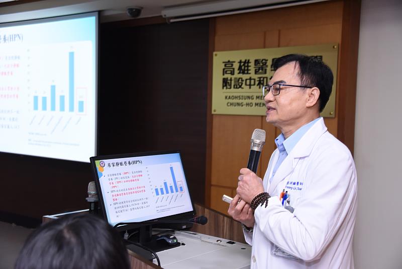 大腸直腸外科蔡祥麟主任以「居家靜脈營養經驗分享」為題進行專題演講，分享如何讓病人在熟悉的家庭環境中持續接受安全的治療