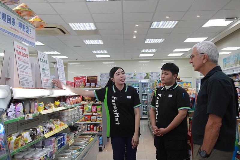 廖嘉妤店長（左）、申成達夥伴（中）分享分享店舖中多語設計的細節與用心。