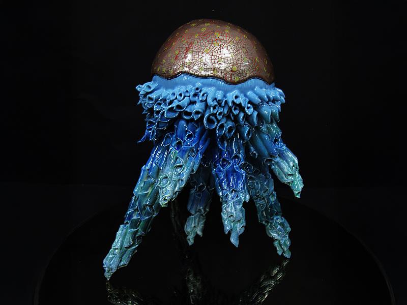 搶先看作品《花微體-變異Pollen》宛如深海生物般的花卉造形，以繁複的釉色堆疊呈現異想風貌。更多獨特創作等您親臨展場細賞，開幕茶會更能近距離與藝術家交流。