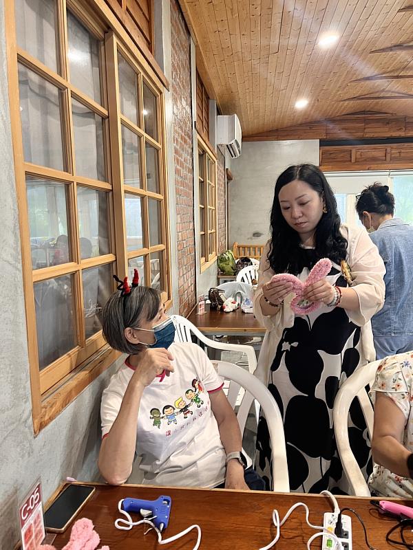 何若齊老師（右）親切指導學員