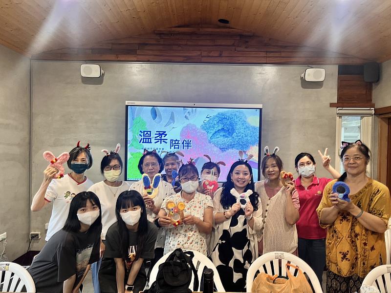 公廣系帶領養護之家學員手作「萌萌鏡」療癒身心，全體合影