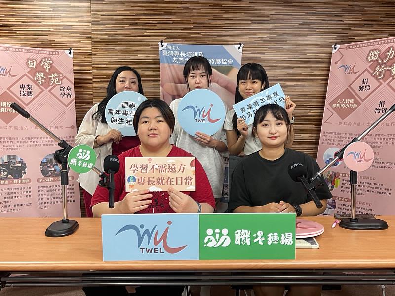公廣系畢業製作團隊 「Lemon Sugar」 邀請詠恆心靈藝術空間負責人衡怡臻(前排左),分享芳香療癒與生命故事,全體合影