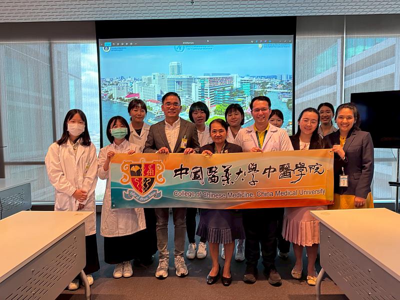 泰國瑪西墩大學實習有中醫學系與學士後中醫學系共6位學生合照。.