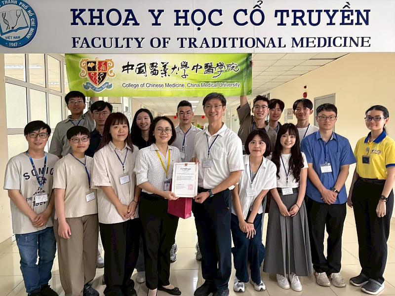 胡志明市醫藥大學傳統醫學院實習有12名中醫學系及學士後中醫學系的學生合照。.