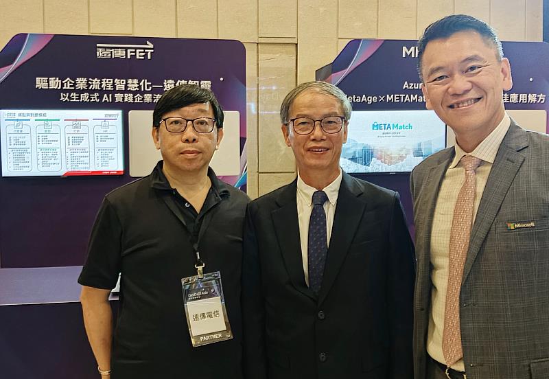 一、「DevDays Asia 2025 亞太技術年會」今登場，遠傳展出「遠傳智靈」AI十大場景應用，數發部數產署署長林俊秀（中）、台灣微軟總經理卞志祥（右）蒞臨遠傳攤位。