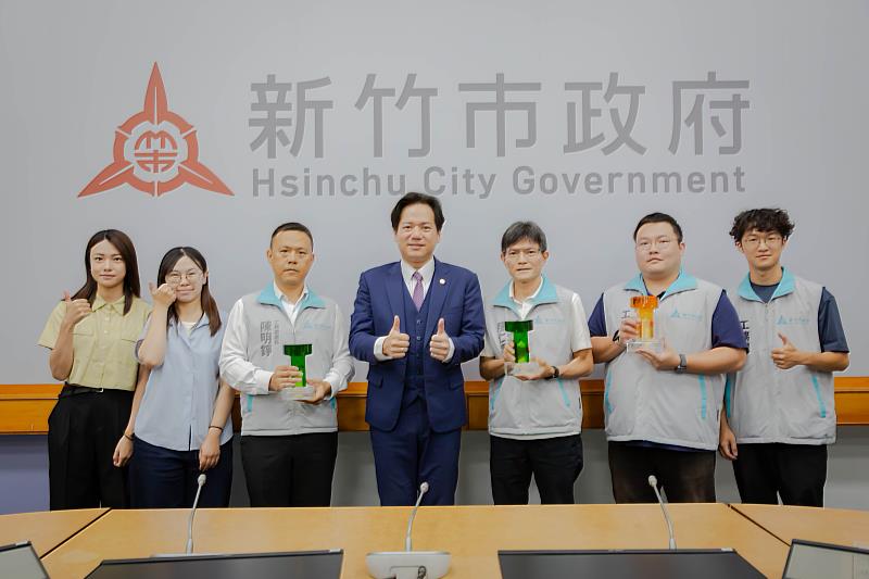 竹市工務處團隊獻獎大合照。