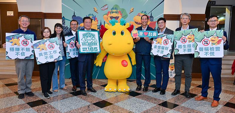 台灣人壽攜手逢甲大學舉辦防詐講座，台灣人壽董事長許舒博（左5）、莊中慶總經理（右4）、彰化地檢署林俊杰主任檢察官（左4）聯手出擊宣導反詐。／台灣人壽提供