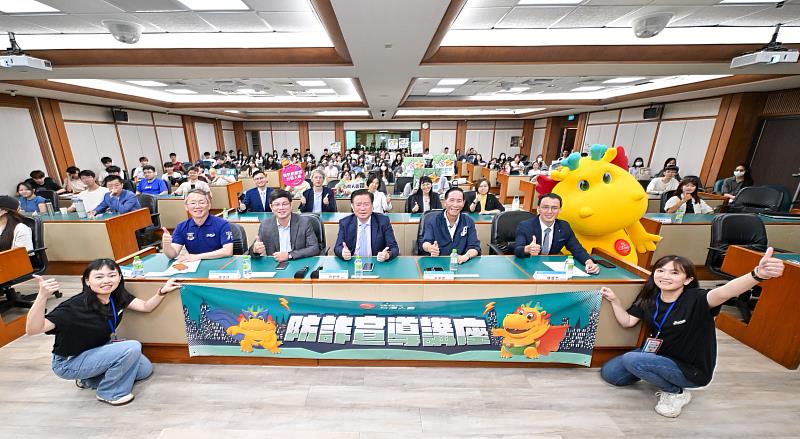 台灣人壽於逢甲大學舉辦防詐講座,學子熱烈搶答。/台灣人壽提供