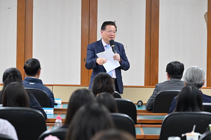 台灣人壽許舒博董事長期勉學生提高警覺，免於受詐。／台灣人壽提供
