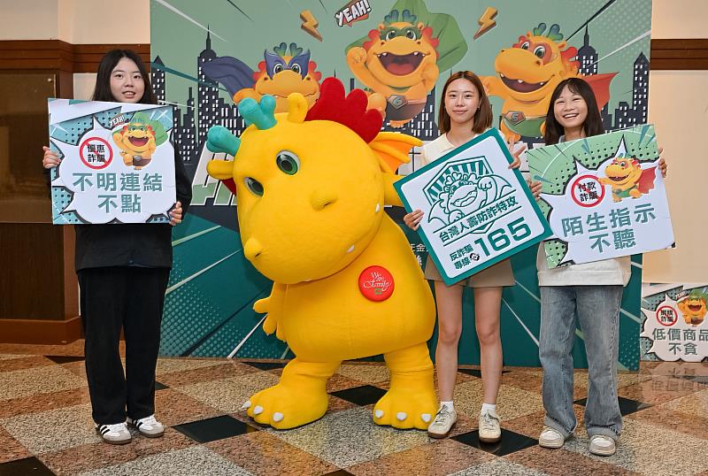 台灣人壽於逢甲大學舉辦防詐講座,學子熱情與反詐大使台灣阿龍合影。/台灣人壽提供