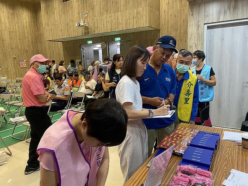 現場里民熱情詢問防災與防詐知識，互動踴躍。
