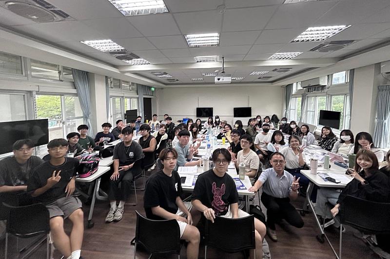 万十科技主管入班與南大同學互動，分享產業分析思維與專案經驗