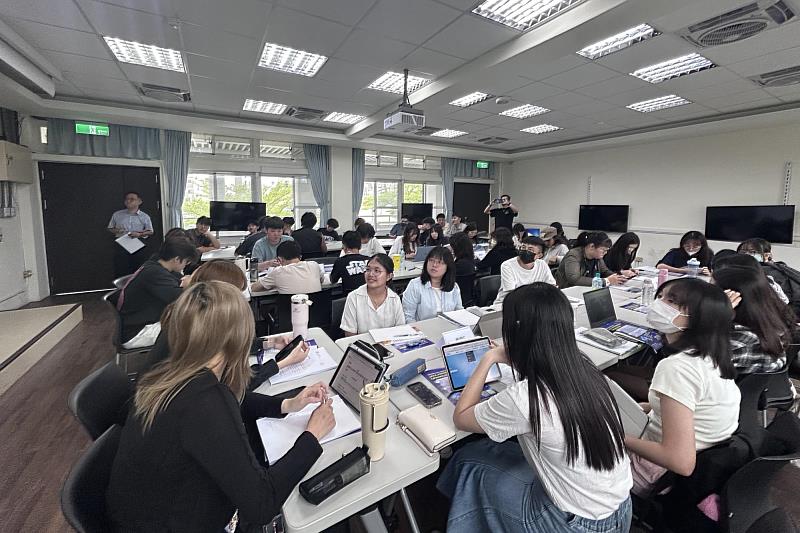 南大經管系學生於課堂中分組討論企業題目，展現跨域實戰學習能量