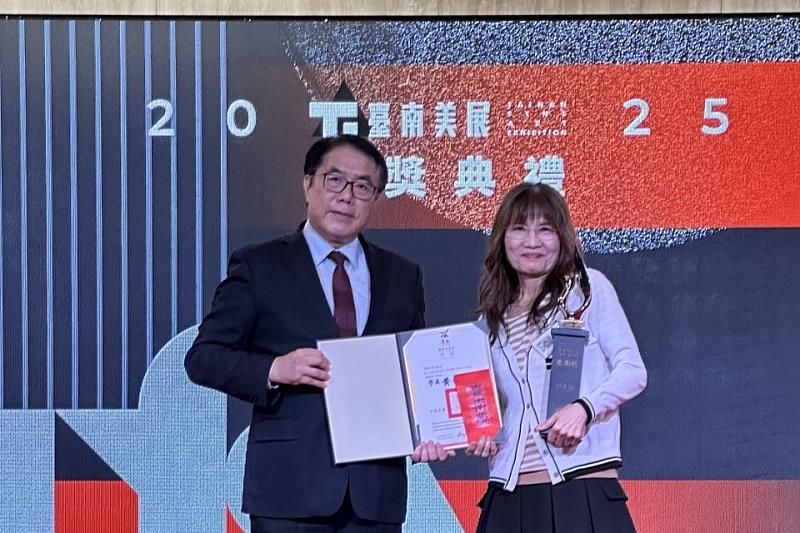 臺南市長黃偉哲親自頒獎，肯定南大校友蔡玉蓮在藝術創作上的傑出表現