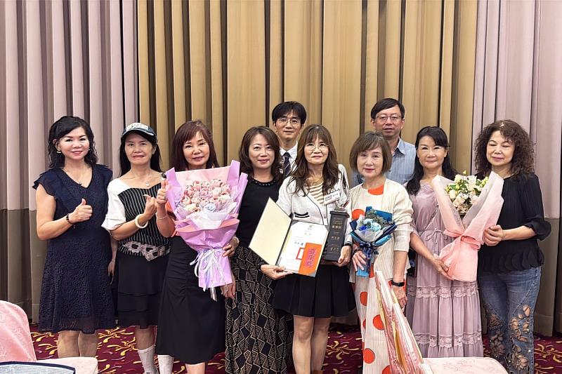 南大EMBA師長與同學到場觀禮，共同祝賀蔡玉蓮校友榮獲臺南美展書法首獎