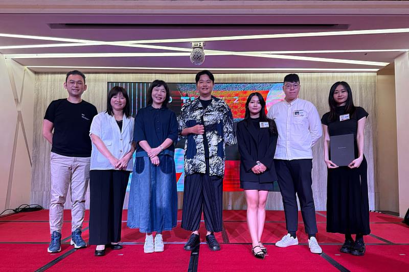 南大視覺藝術與設計學系獲獎師生與臺南市文化局長(左三)合影，展現藝術教育成果