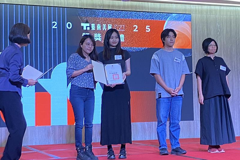 南大學生於頒獎典禮上台領獎,展現青年創作者的多元能量