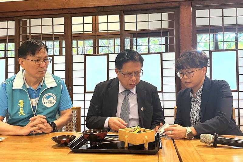 屏東百大青農洪佳琪為農業部黃昭欽次長及漁業署王茂城署長解說料理