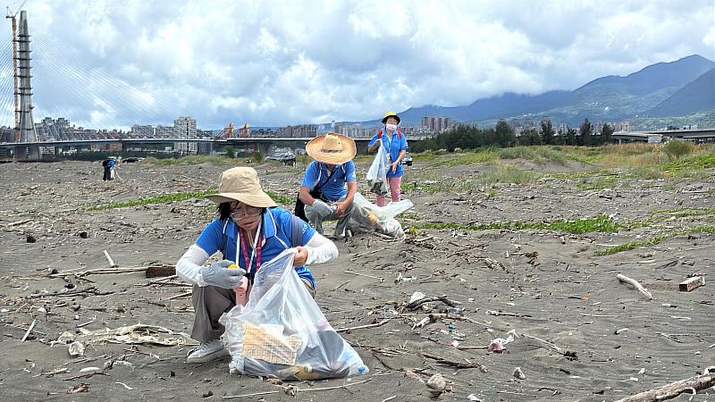 救國團蘆洲區團委會齊心守護海洋 八里北堤淨灘行動展現永續力量