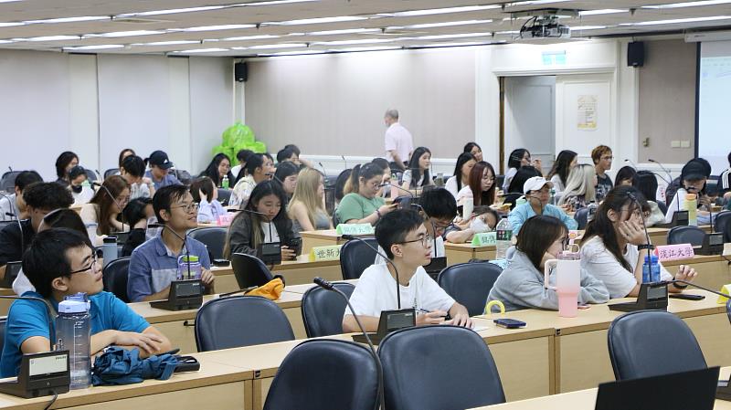 來自大臺北地區9所大專院校的僑生參與「中華民國114年十月慶典回國僑胞接待服務處聯絡員任務講習」