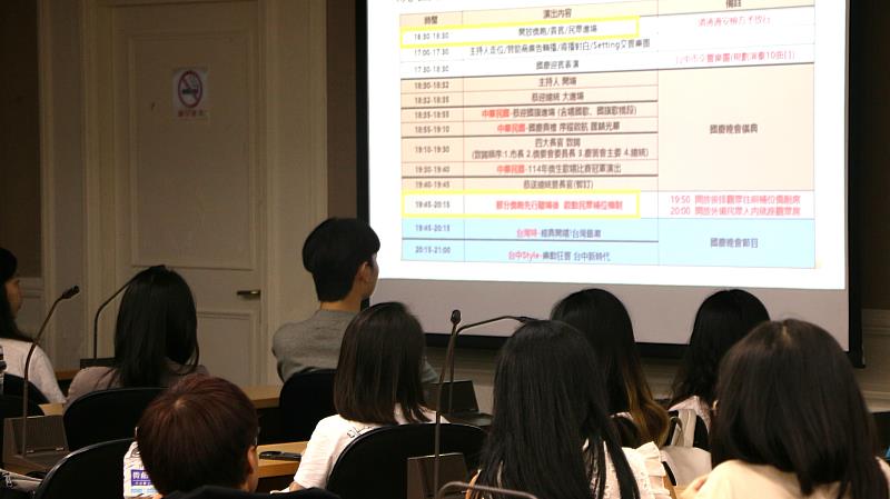 僑生們專心聽取各工作小組說明
