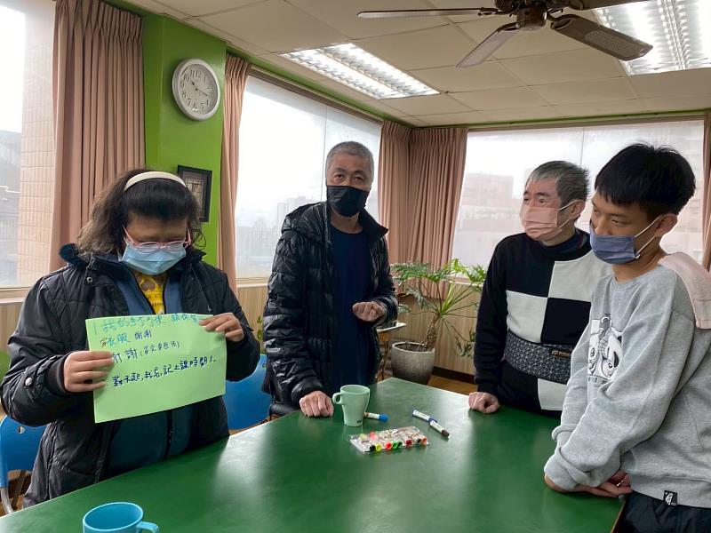 沙崙日照中心與鄰近單位合作「伊起聊心」計畫,讓學員們練習與他人建立友誼、擴展社交圈。