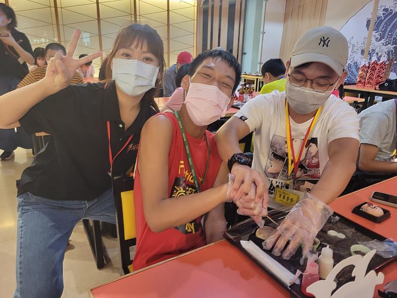 中心每年辦理親子旅遊，增進個案家庭凝聚力，舒緩照顧者壓力，也讓家屬們藉機交流。