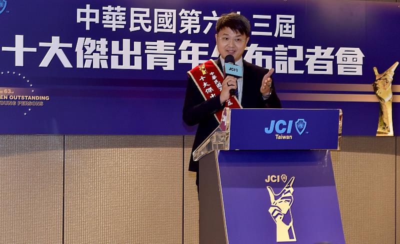 台灣大哥大個人用戶事業商務長林東閔榮獲第63屆十大傑出青年，並於當選記者會上表示，感謝集團支持提攜並重用青年力量，新身分帶來新責任，將持續進化並回饋社會。