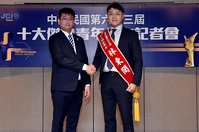 國際青年商會中華民國總會主辦「十大傑出青年選拔」，今（23）日公布第63屆十大傑出青年名單，由國際青年商會中華民國總會總會長蔡政諺（左），為台灣大哥大個人用戶事業商務長林東閔（右）進行綬帶儀式。