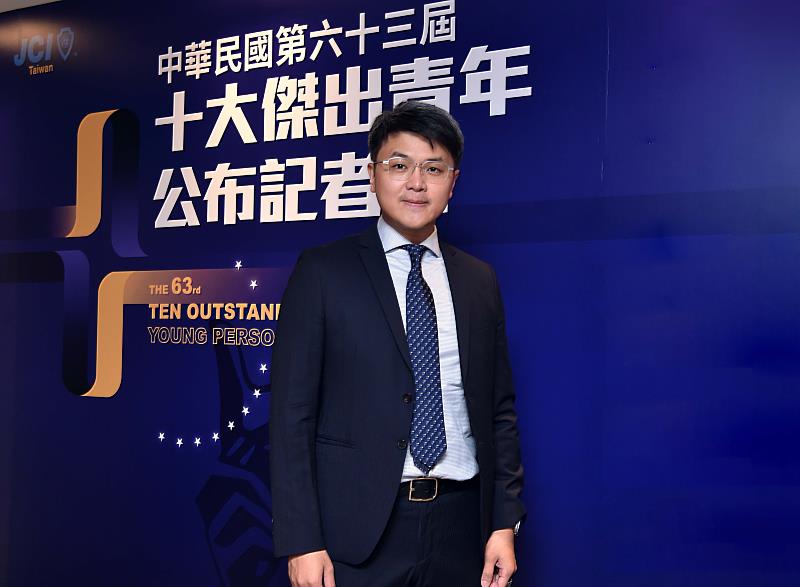 台灣大哥大個人用戶事業商務長林東閔榮獲「十大傑出青年－企業、創業及經濟發展類」殊榮。