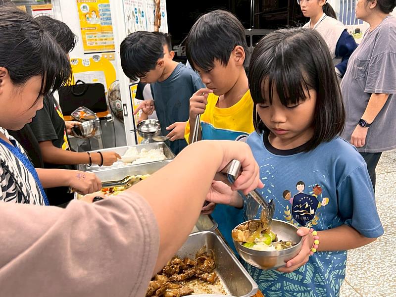 【中華愛悅公益慈善發展協會】莿桐書屋除了傳承阿美族文化,也提供兒少餐點,補足營養缺口。(頂新和德文教基金會提供)jpg