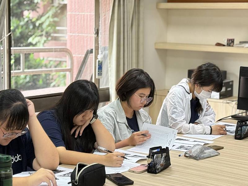 南華大學國際系學生參與多益英語讀書會情形。