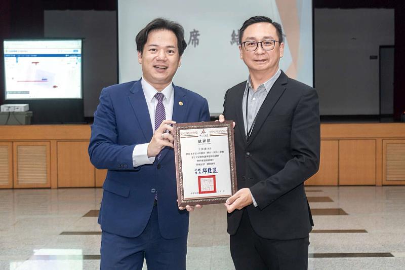 代理市長邱臣遠頒發感謝狀予專題報告講師王淯憲