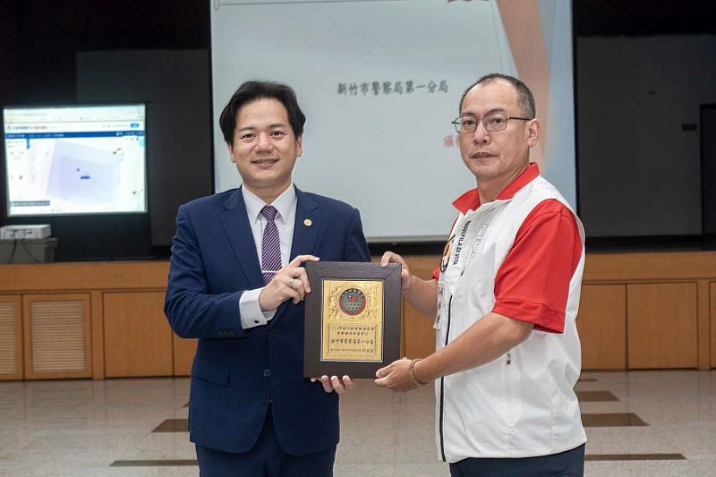 代理市長邱臣遠頒發「協力動員戰備整備業務績效卓著單位」予警察局第一分局