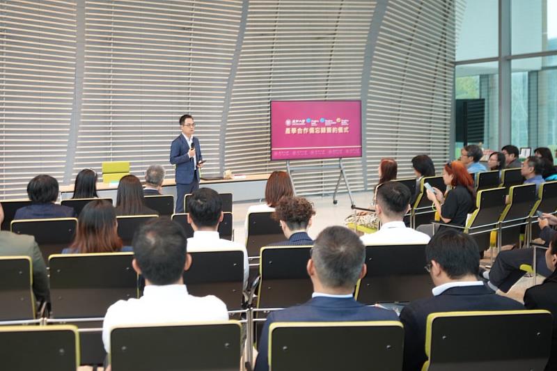 遠雄建設總經理王耀堂以校友身分回到母校,代表遠雄建設、遠雄營造與遠雄房地產與母校共同簽署產學合作。