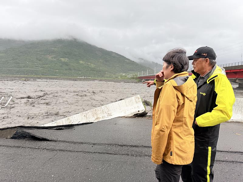 臺東多處河川暴漲 饒縣長親往太麻里溪關心了解 指示監測水位期保居民安全